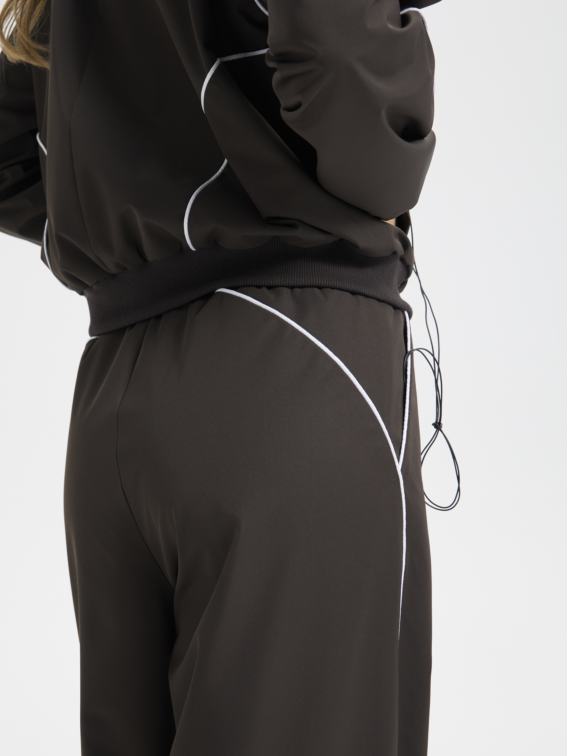 Брюки спортивные с кантом коричневый