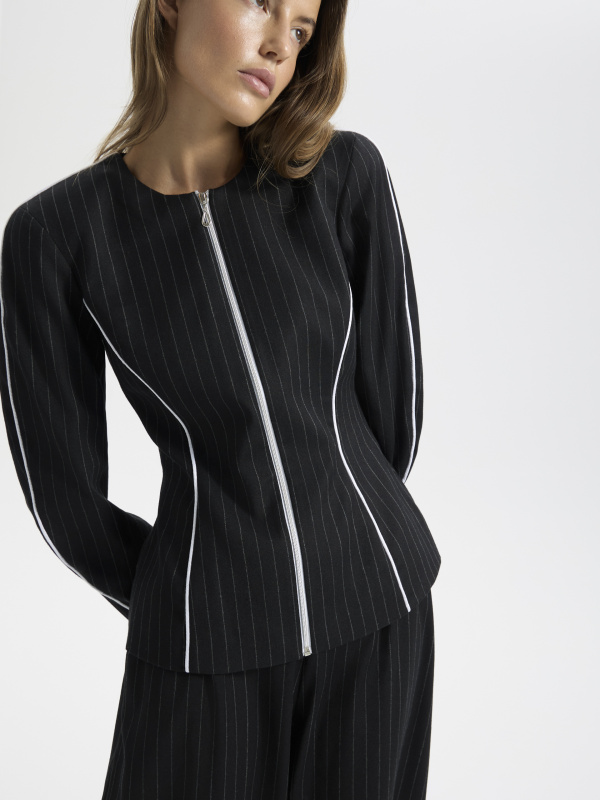 Жакет приталенный с обьемным плечом черный (Размер: L, Цвет: Черный)