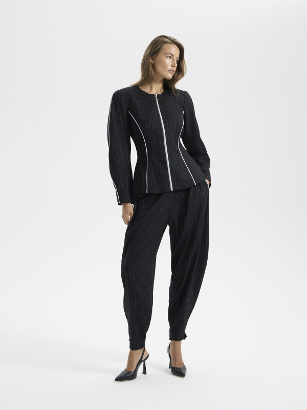 Жакет приталенный с обьемным плечом черный (Размер: L, Цвет: Черный)